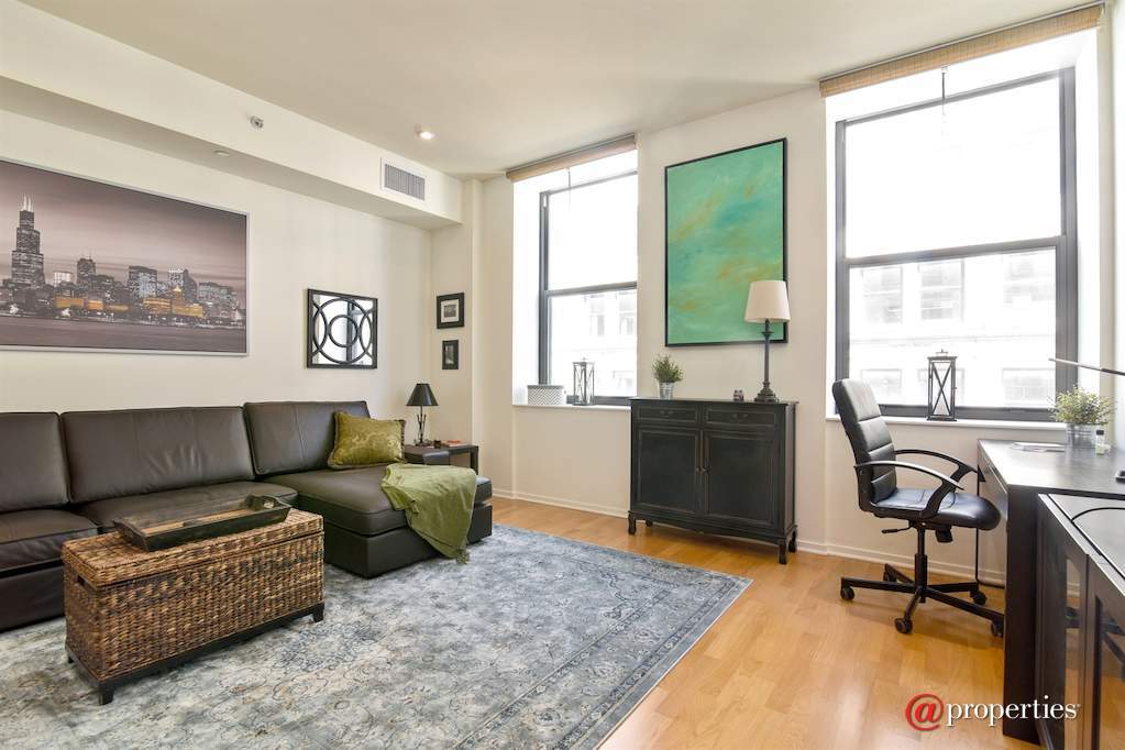 310 S Michigan Avenue #1412 Chicago, Illinois 60604 - Living Room