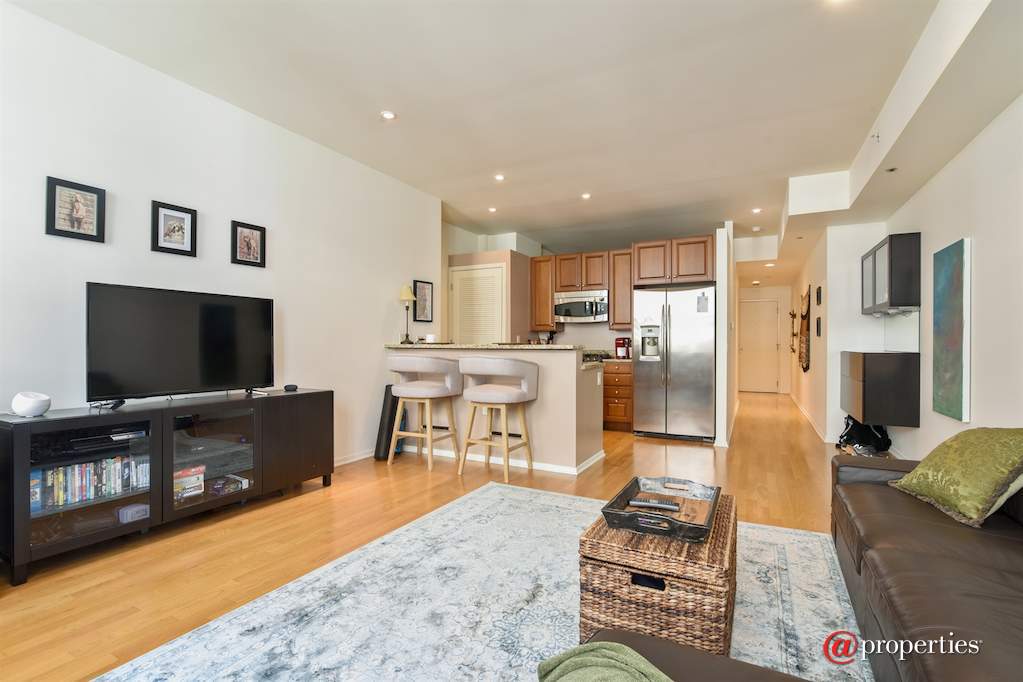 310 S Michigan Avenue #1412 Chicago, Illinois 60604 - Kitchen / Living Room