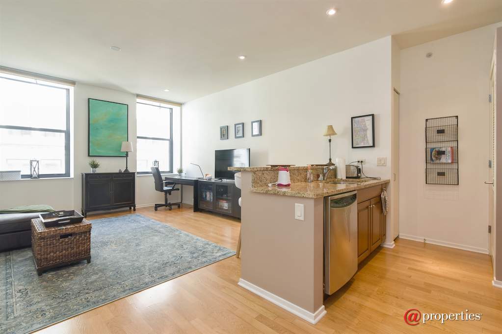 310 S Michigan Avenue #1412 Chicago, Illinois 60604 - Kitchen/Living