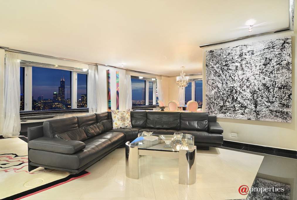 132 E Delaware Place #5801 Chicago, Illinois 60611 - Living Room