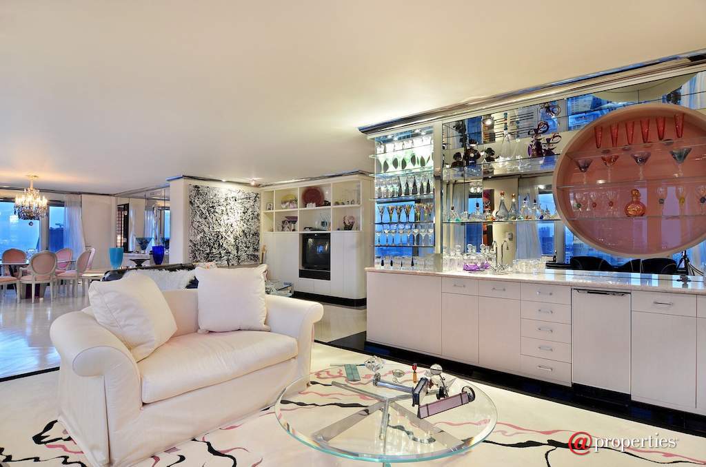132 E Delaware Place #5801 Chicago, Illinois 60611 - Family Room