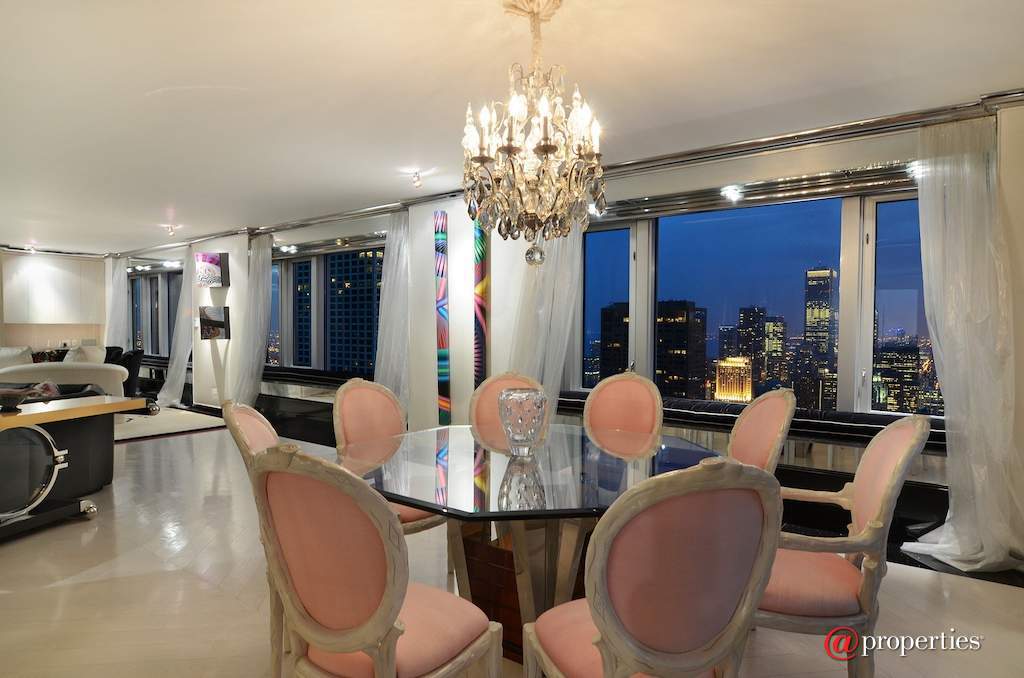132 E Delaware Place #5801 Chicago, Illinois 60611 - Living Room / Dining Room