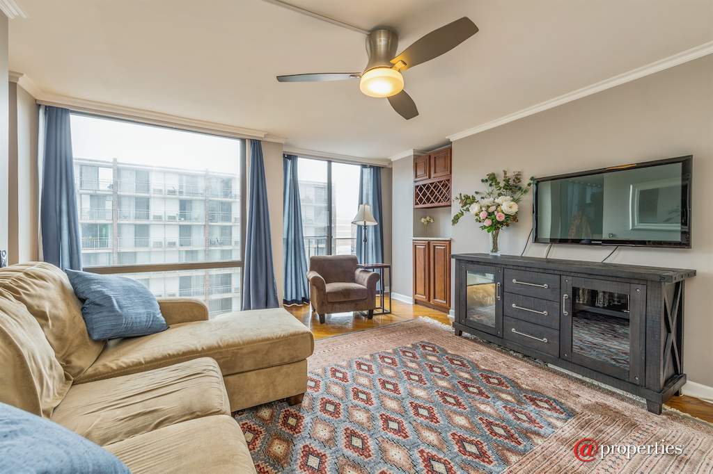 345 W Fullerton Parkway #608 Chicago, Illinois 60614 - Living Room