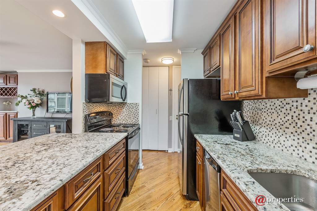 345 W Fullerton Parkway #608 Chicago, Illinois 60614 - Kitchen