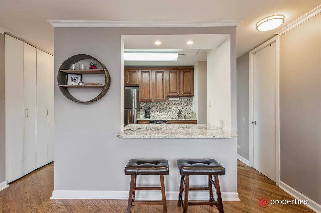 345 W Fullerton Parkway #608 Chicago, Illinois 60614 - Kitchen / Breakfast Room