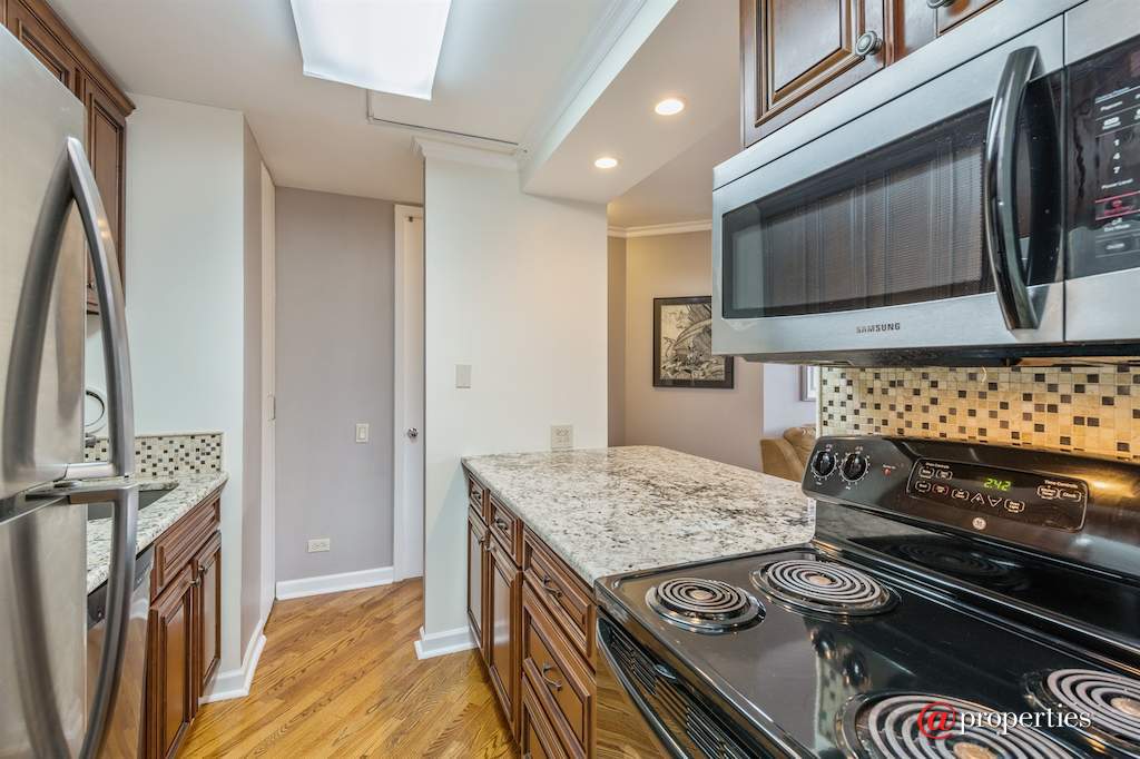 345 W Fullerton Parkway #608 Chicago, Illinois 60614 - Kitchen