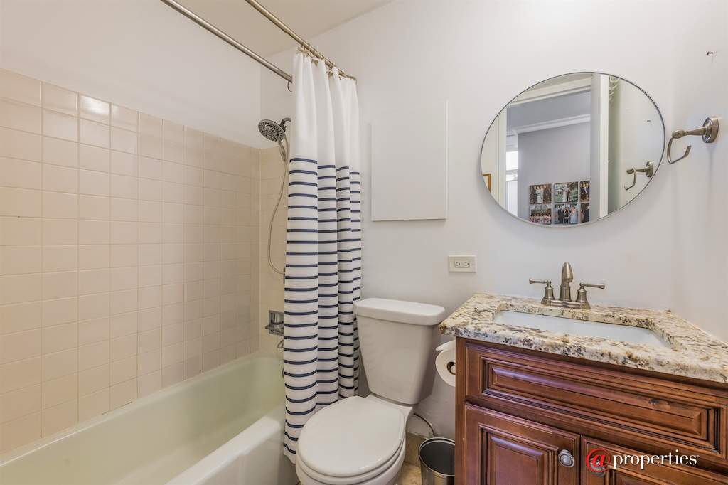 345 W Fullerton Parkway #608 Chicago, Illinois 60614 - Bathroom