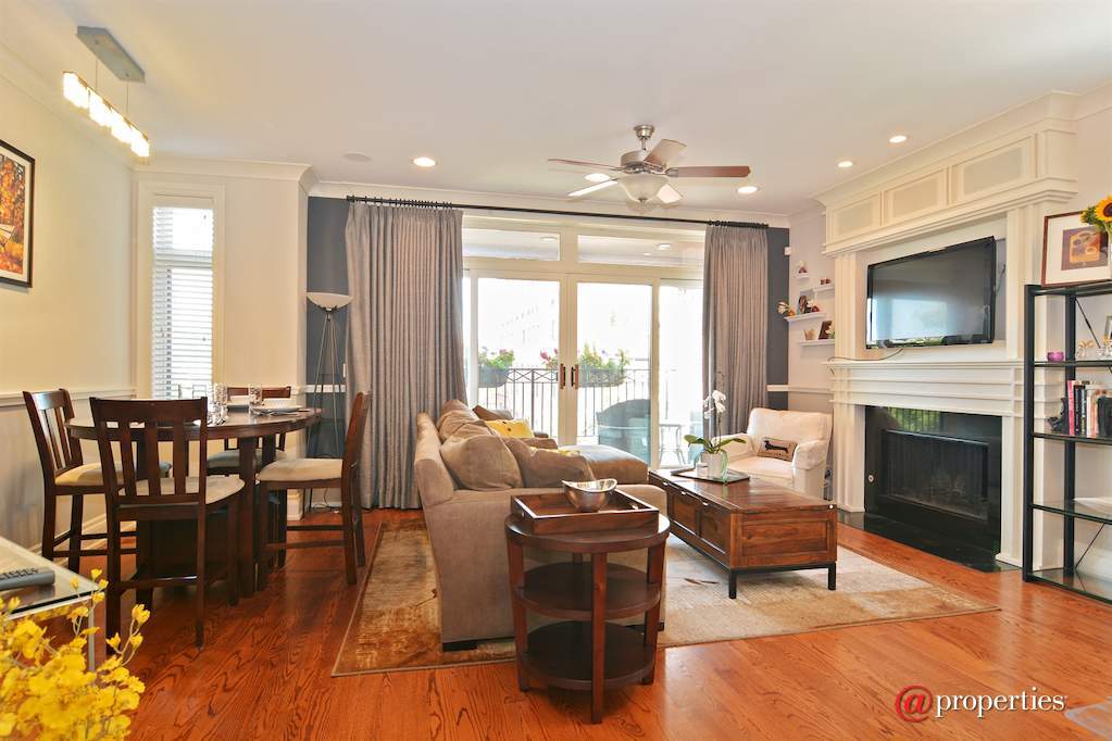 2848 N Sheffield Avenue #3S Chicago, Illinois 60657 - Living Room