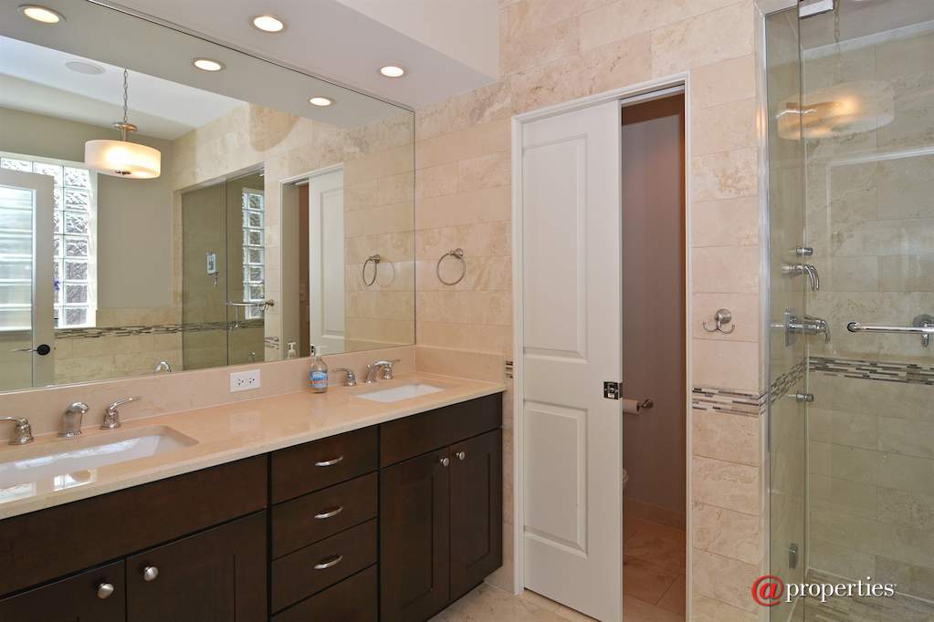 2848 N Sheffield Avenue #3S Chicago, Illinois 60657 - Master Bathroom
