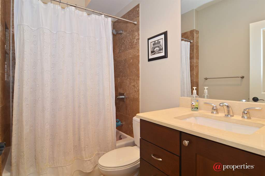 2848 N Sheffield Avenue #3S Chicago, Illinois 60657 - Bathroom