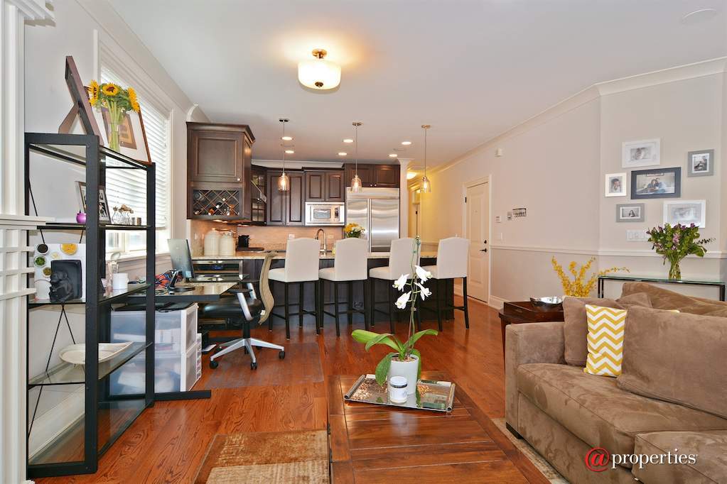 2848 N Sheffield Avenue #3S Chicago, Illinois 60657 - Living Room/Dining Room