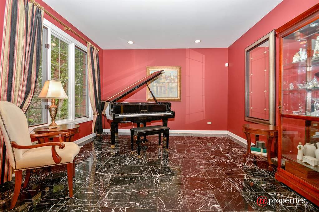 233 Sawgrass Drive Palos Heights, Illinois 60463 - Living Room