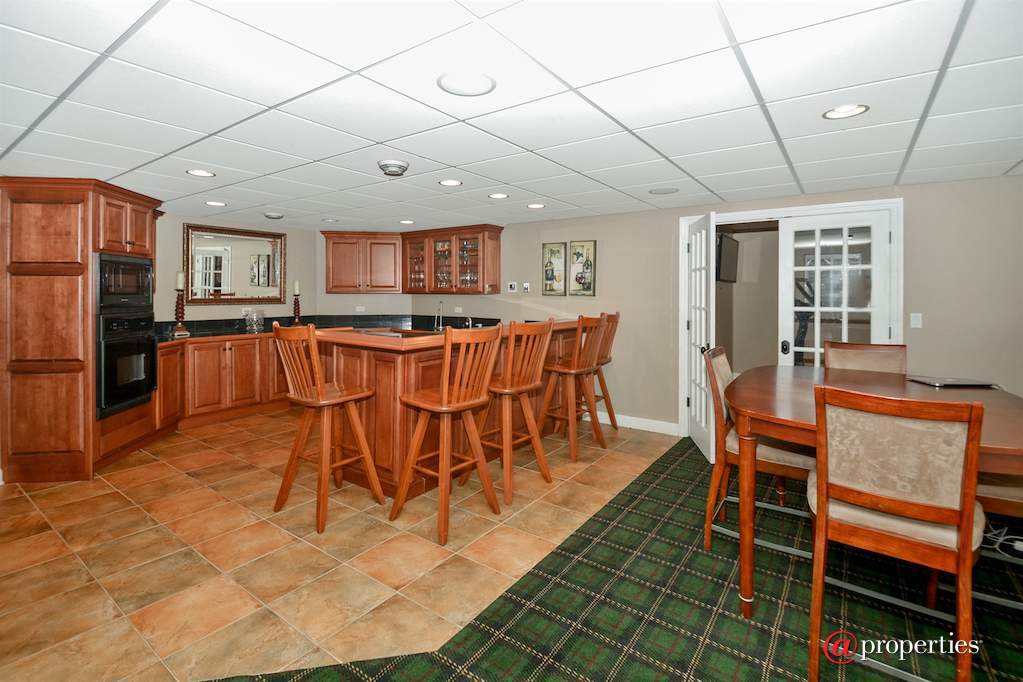 233 Sawgrass Drive Palos Heights, Illinois 60463 - Bar