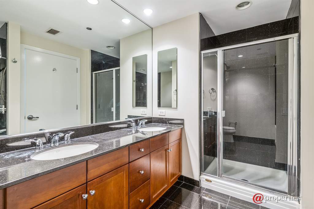 130 N Garland Court #4002 Chicago, Illinois 60602 - Master Bathroom