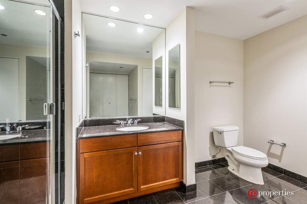 130 N Garland Court #4002 Chicago, Illinois 60602 - Master Bathroom