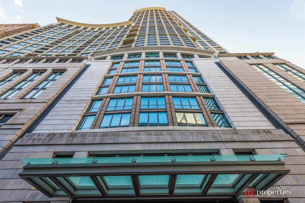 130 N Garland Court #4002 Chicago, Illinois 60602 - Front View