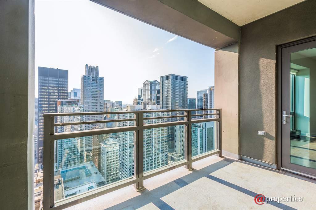 130 N Garland Court #4002 Chicago, Illinois 60602 - Balcony