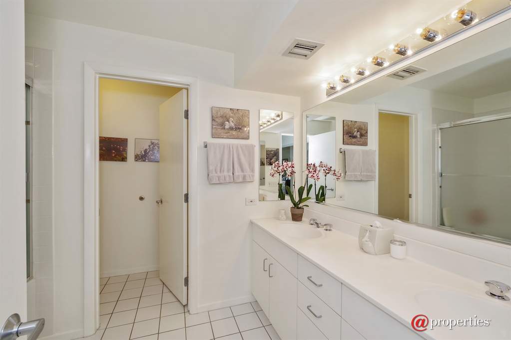 412 Kelburn Road #213 Deerfield, Illinois 60015 - Master Bathroom