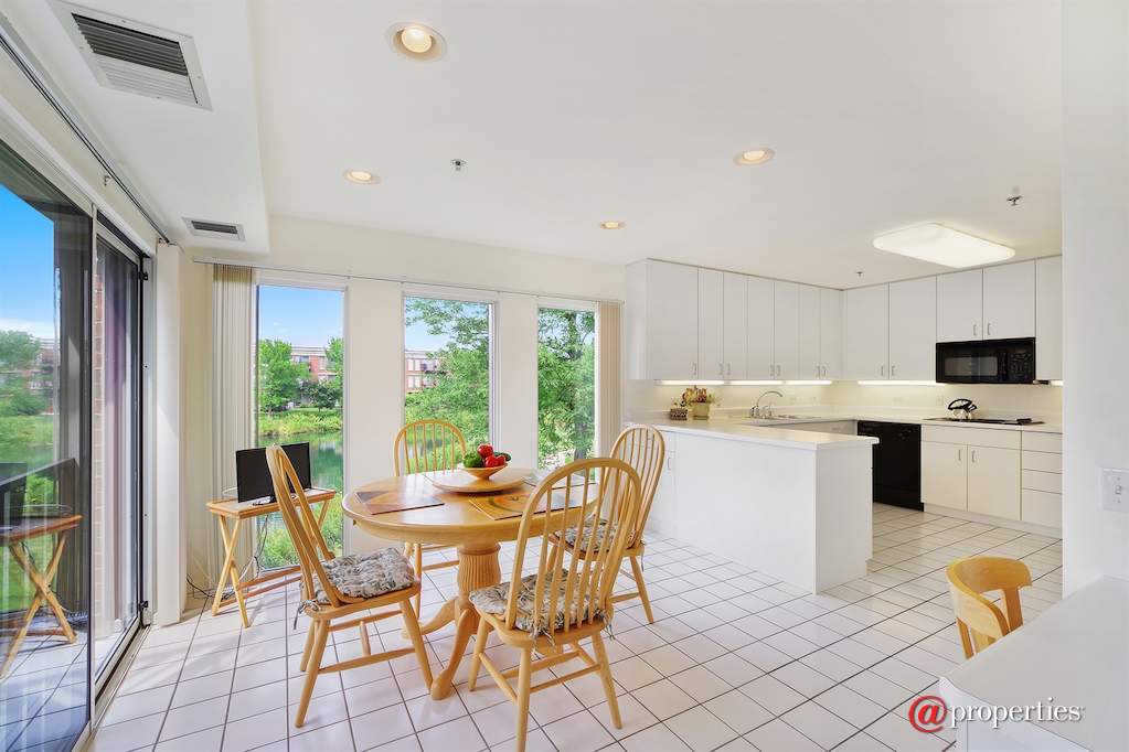 412 Kelburn Road #213 Deerfield, Illinois 60015 - Kitchen & Breakfast Area