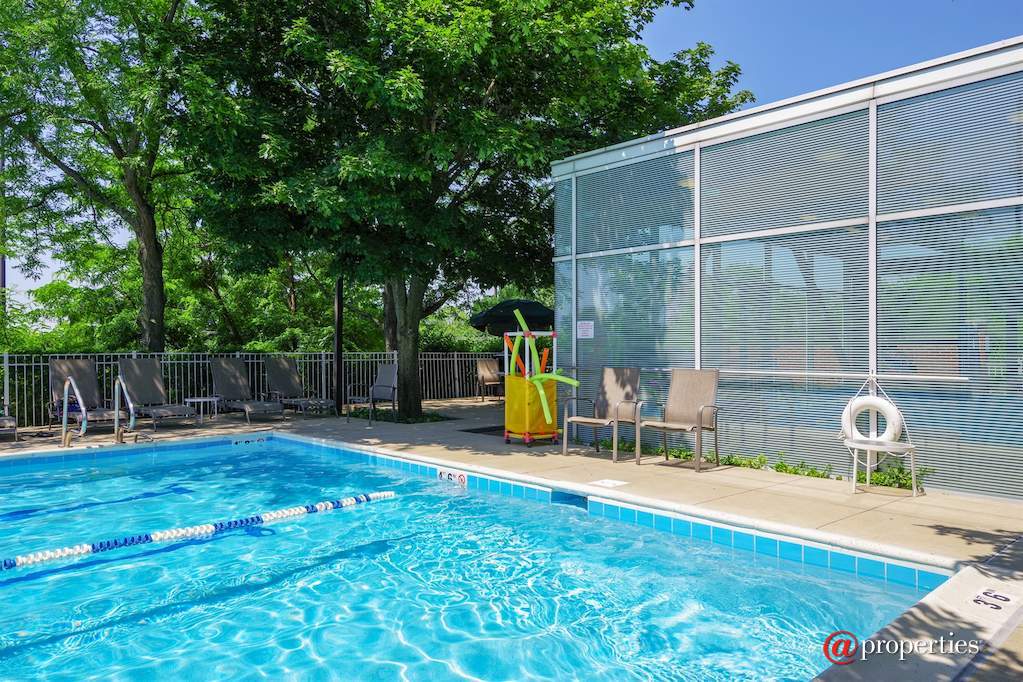 412 Kelburn Road #213 Deerfield, Illinois 60015 - Outdoor Pool