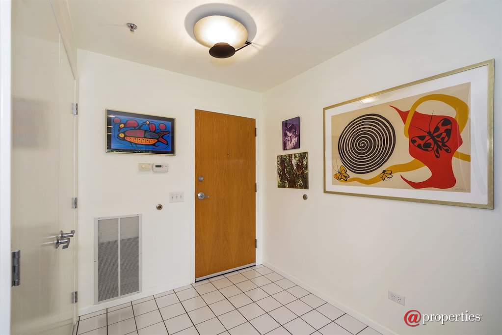 412 Kelburn Road #213 Deerfield, Illinois 60015 - Foyer