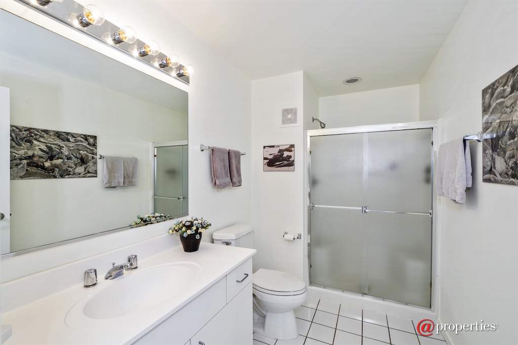 412 Kelburn Road #213 Deerfield, Illinois 60015 - Hall Bath