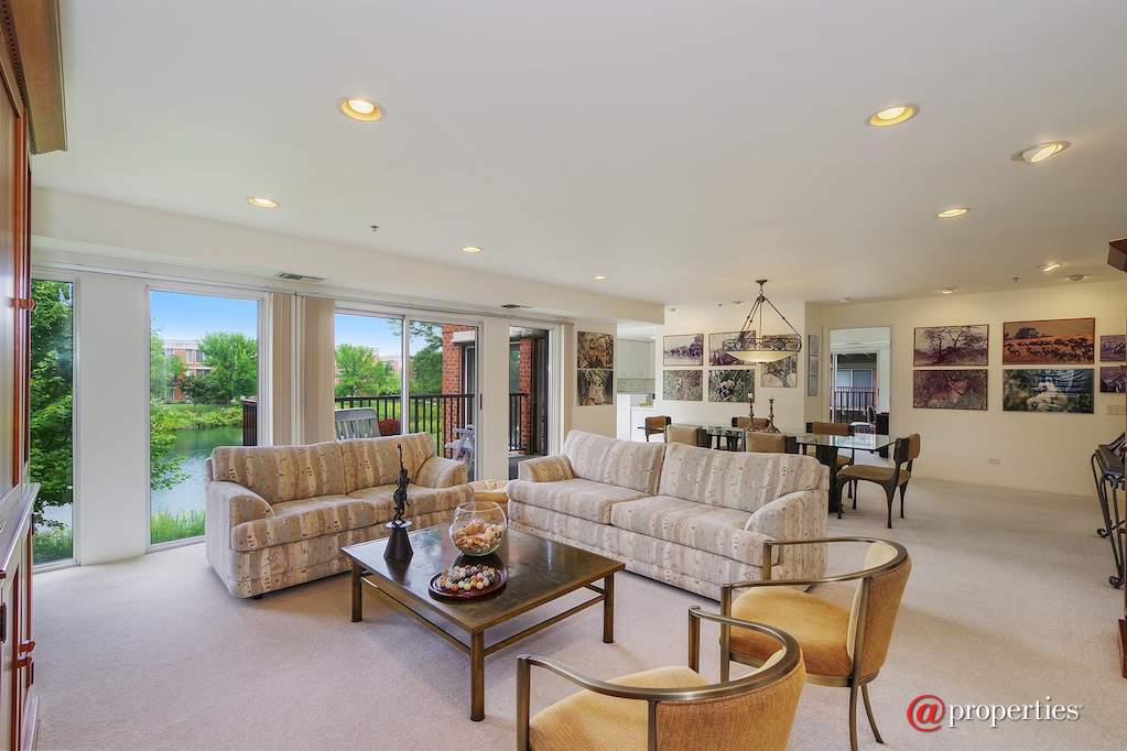 412 Kelburn Road #213 Deerfield, Illinois 60015 - Living Room / Dining Room