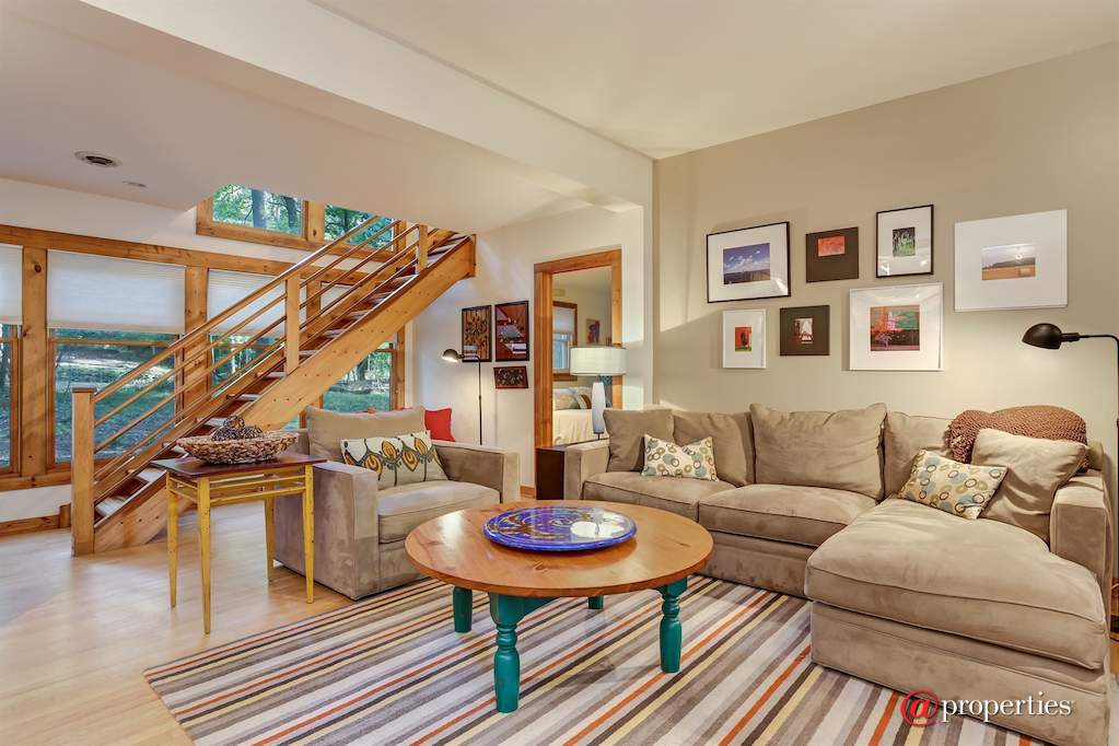 19322 Highland Drive New Buffalo, Mi 49117 - Living Room