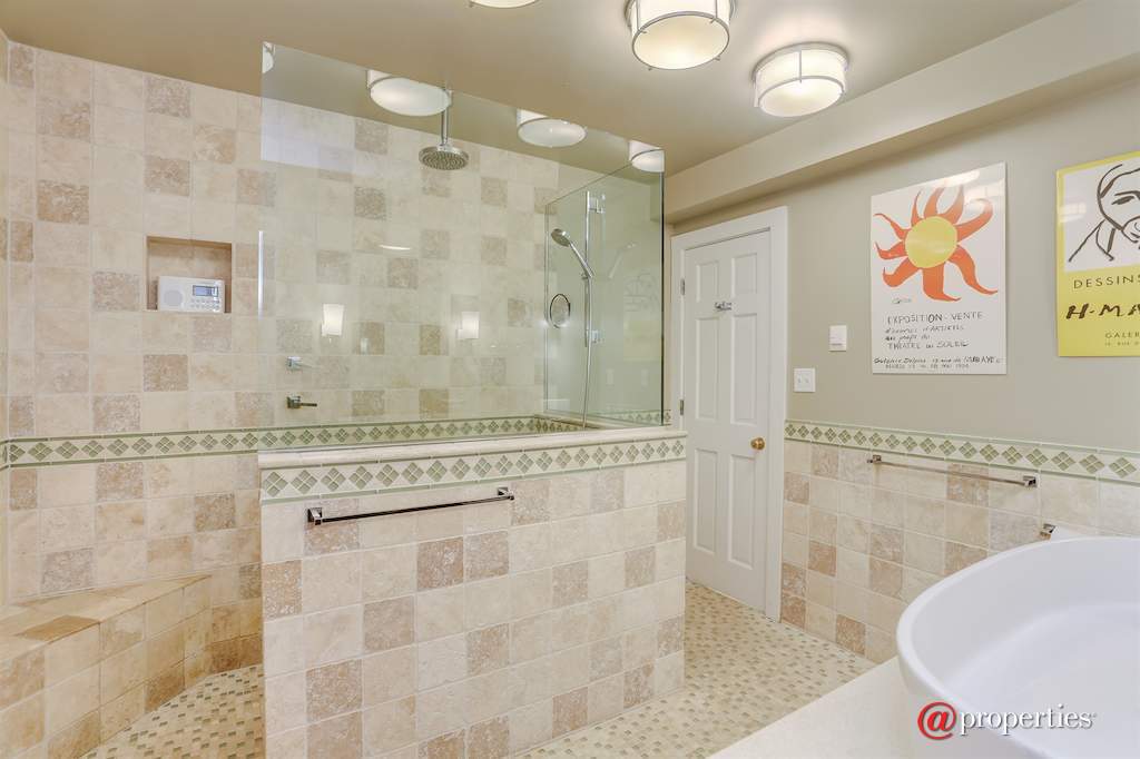 19322 Highland Drive New Buffalo, Mi 49117 - Master Bathroom