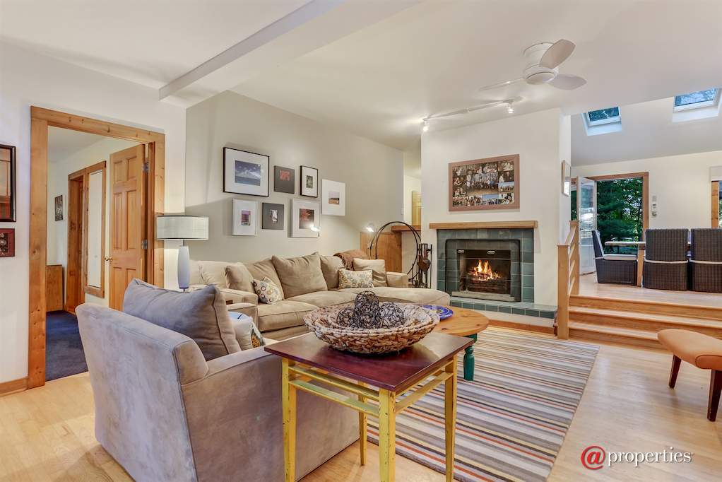 19322 Highland Drive New Buffalo, Mi 49117 - Living Room