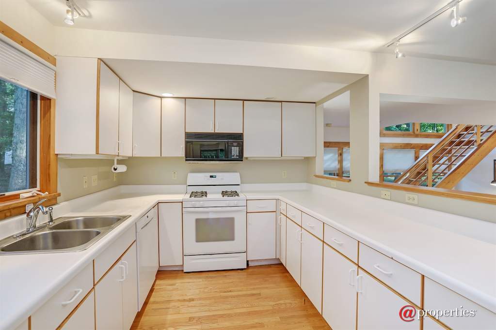 19322 Highland Drive New Buffalo, Mi 49117 - Kitchen
