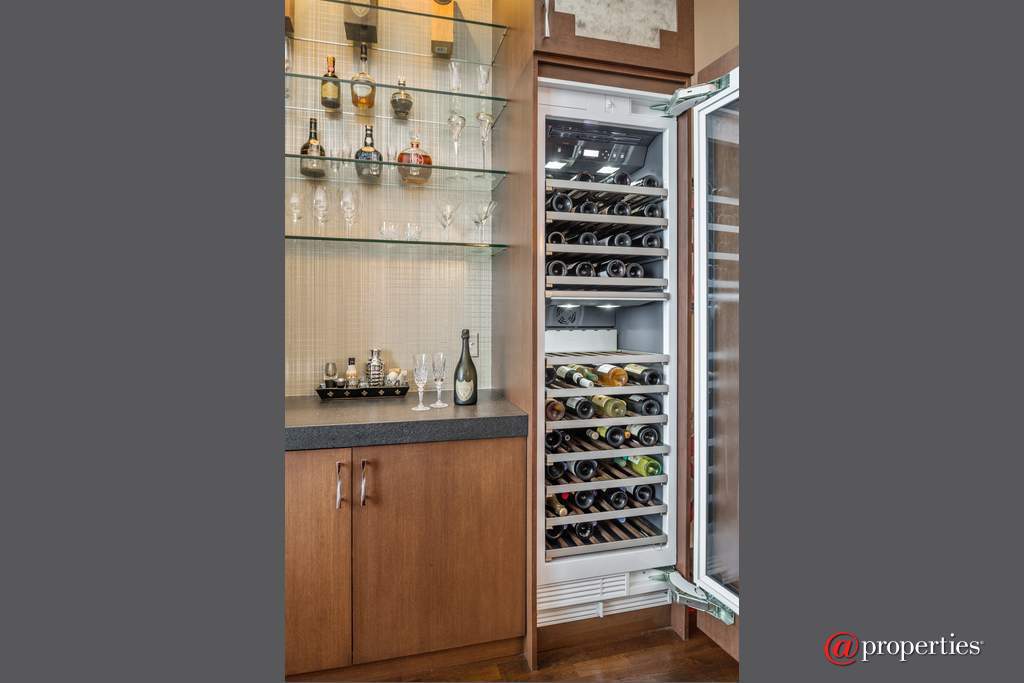 65 E Monroe Street #4719 Chicago, Illinois 60603 - Bar
