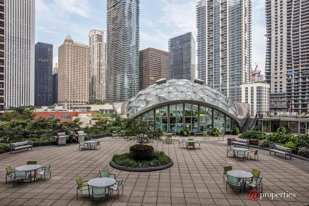 400 E Randolph Street #3607 Chicago, Illinois 60601 - Common Sundeck