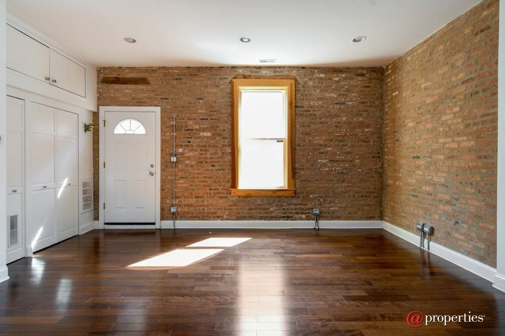 2318 W Augusta Boulevard #3B Chicago, Illinois 60622 - Living Room