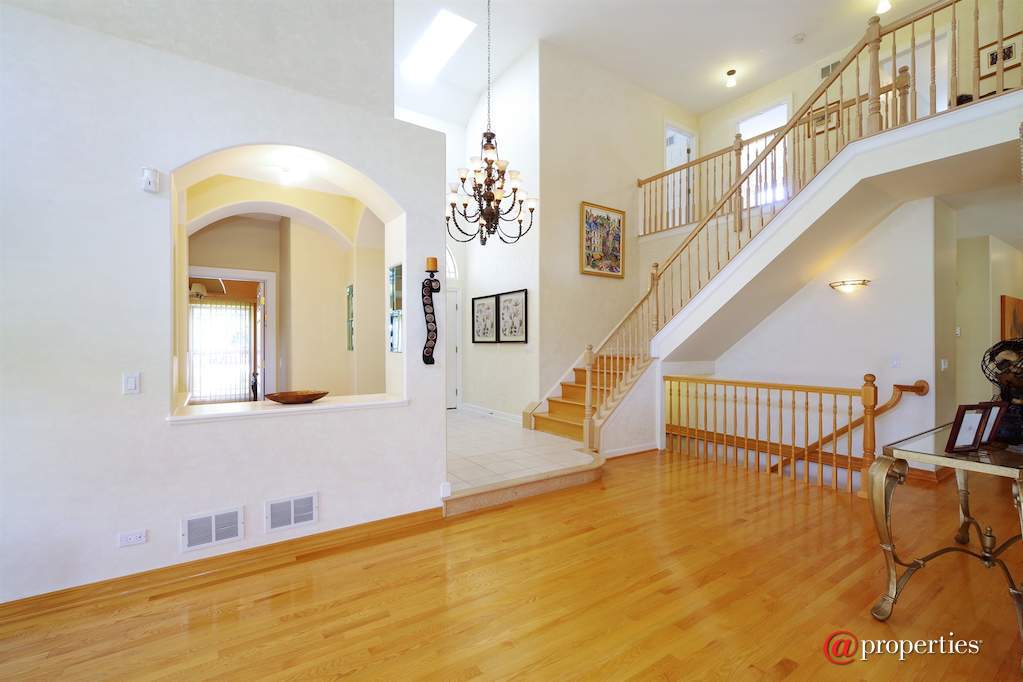 6520 Lyons Street Morton Grove, Illinois 60053 - Living Room