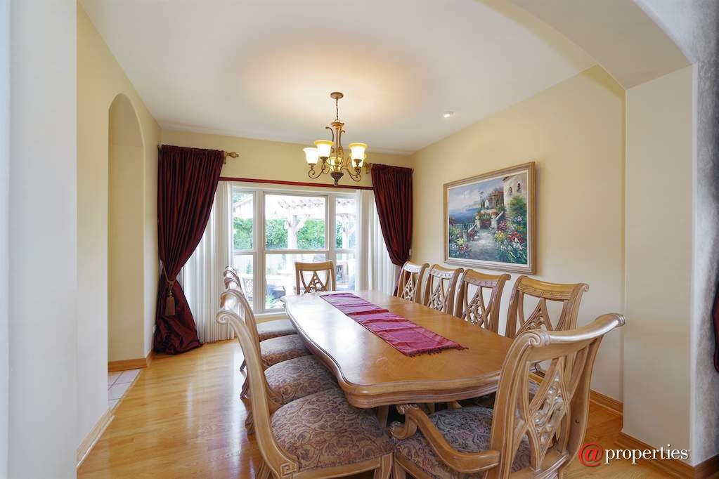 6520 Lyons Street Morton Grove, Illinois 60053 - Dining Room