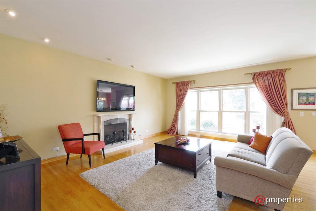 6520 Lyons Street Morton Grove, Illinois 60053 - Family Room