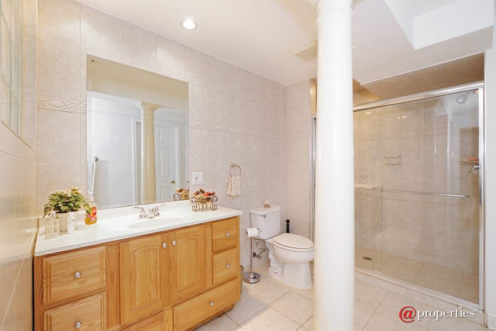 6520 Lyons Street Morton Grove, Illinois 60053 - 2nd Bathroom