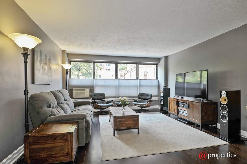 2930 N Sheridan Road #203 Chicago, Illinois 60657 - Living Room