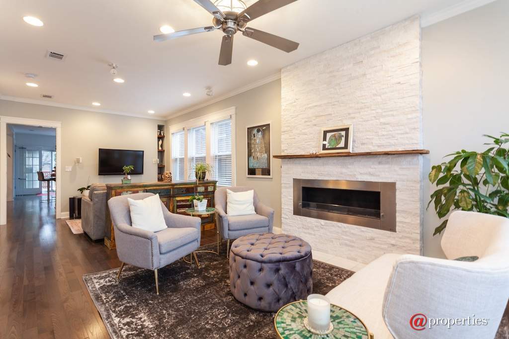2313 Clinton Avenue Berwyn, Illinois 60402 - Living Room