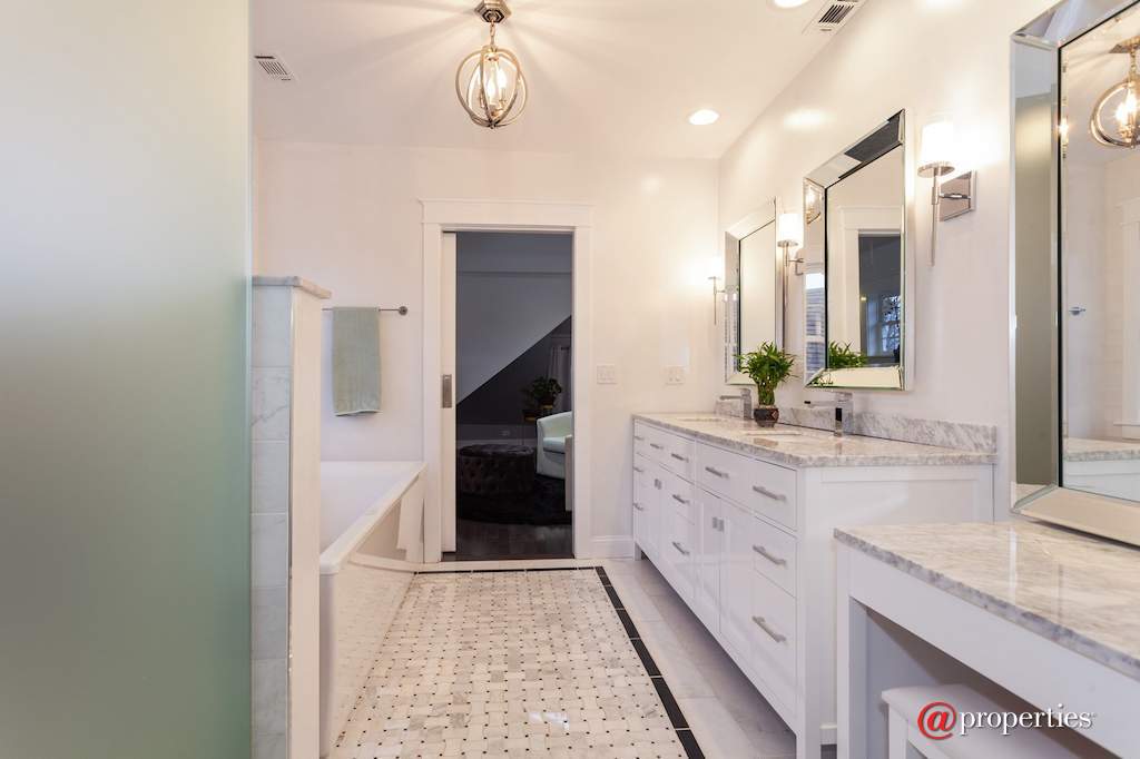 2313 Clinton Avenue Berwyn, Illinois 60402 - Master Bathroom