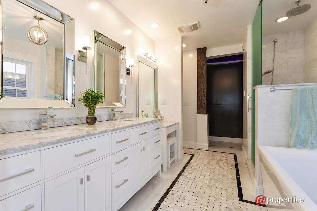 2313 Clinton Avenue Berwyn, Illinois 60402 - Master Bathroom