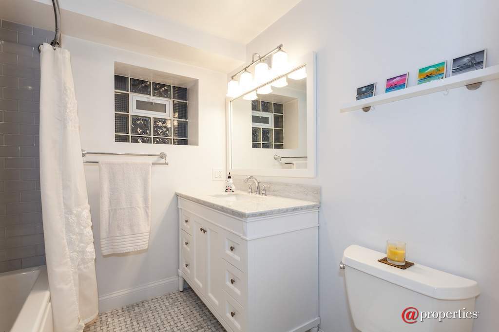2313 Clinton Avenue Berwyn, Illinois 60402 - LL Bathroom