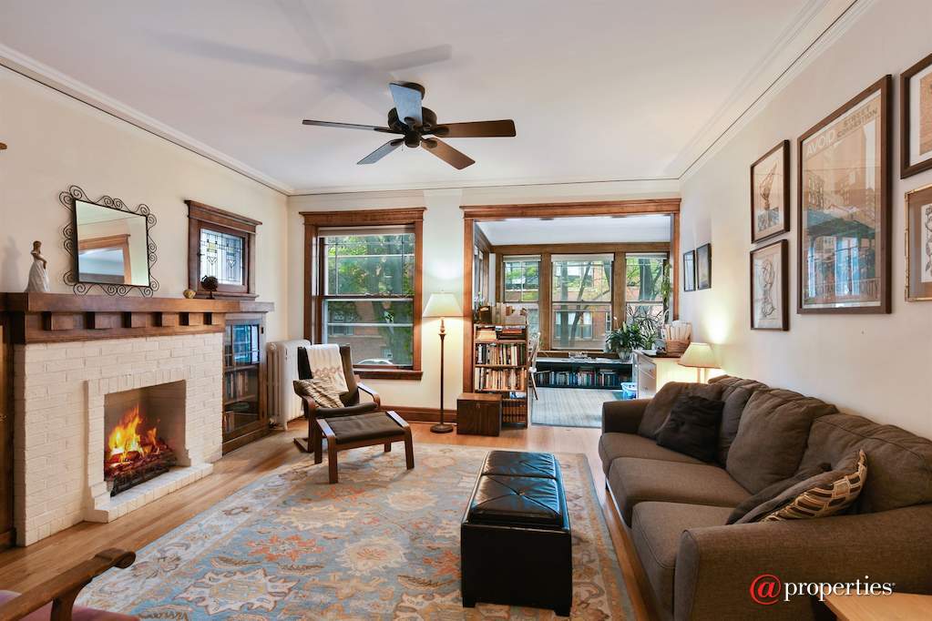 5826 N Wayne Avenue Chicago, Illinois 60660 - Living Room