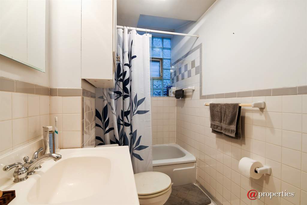 5826 N Wayne Avenue Chicago, Illinois 60660 - 3rd Bathroom