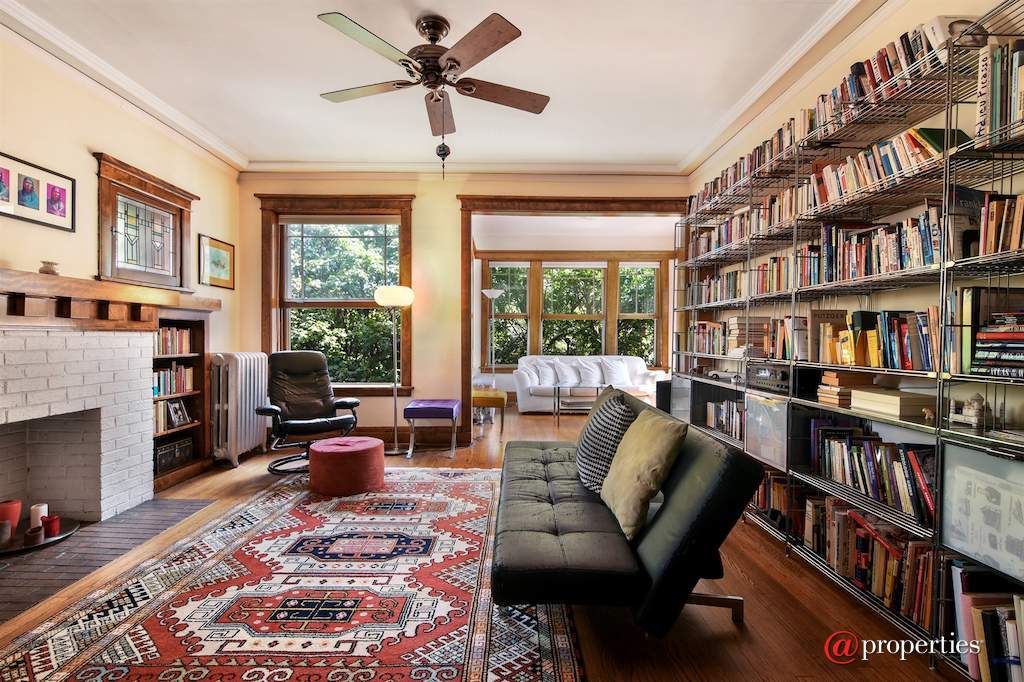 5826 N Wayne Avenue Chicago, Illinois 60660 - Living Room