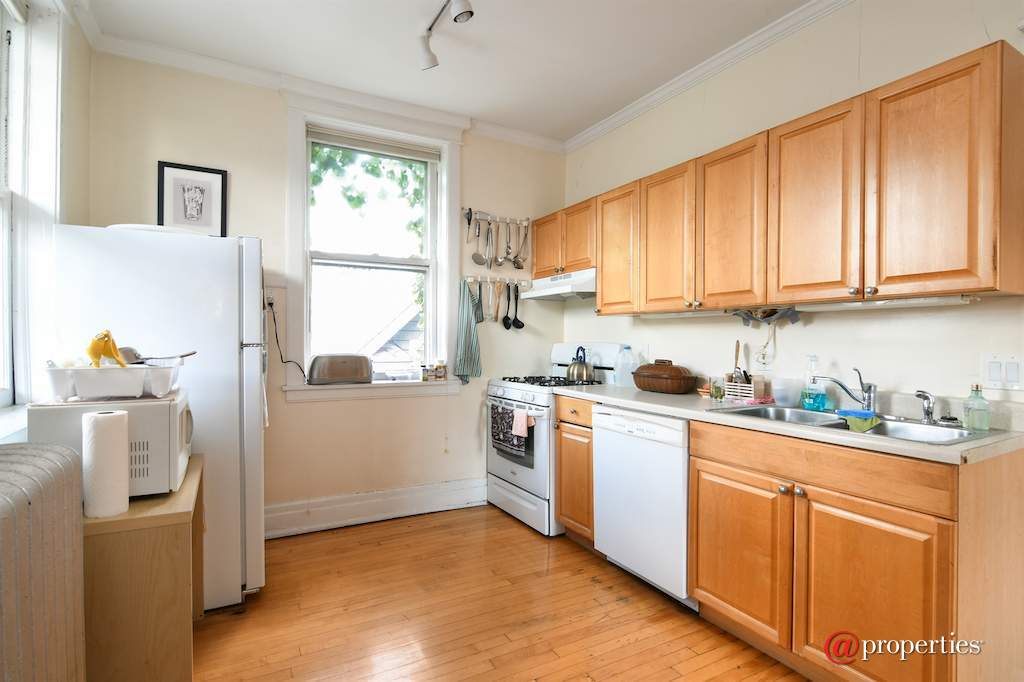 5826 N Wayne Avenue Chicago, Illinois 60660 - Kitchen