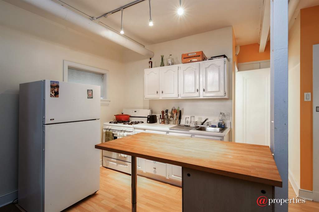 5826 N Wayne Avenue Chicago, Illinois 60660 - Kitchen