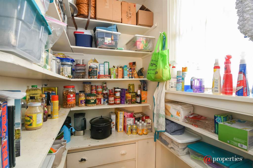 5826 N Wayne Avenue Chicago, Illinois 60660 - Butler's pantry