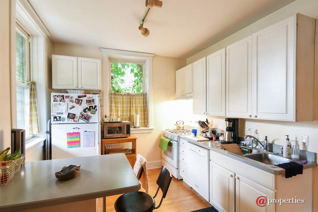 5826 N Wayne Avenue Chicago, Illinois 60660 - Kitchen